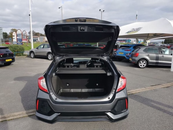 Used Honda Civic 2018 for sale - 76235224: Photo 9
