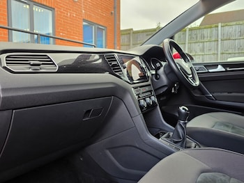 Used Volkswagen Golf SV 2018 for sale - 76656360: Photo