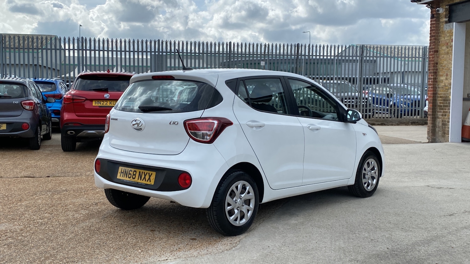 Used Hyundai i10 2018 for sale - 77572998: Photo 3