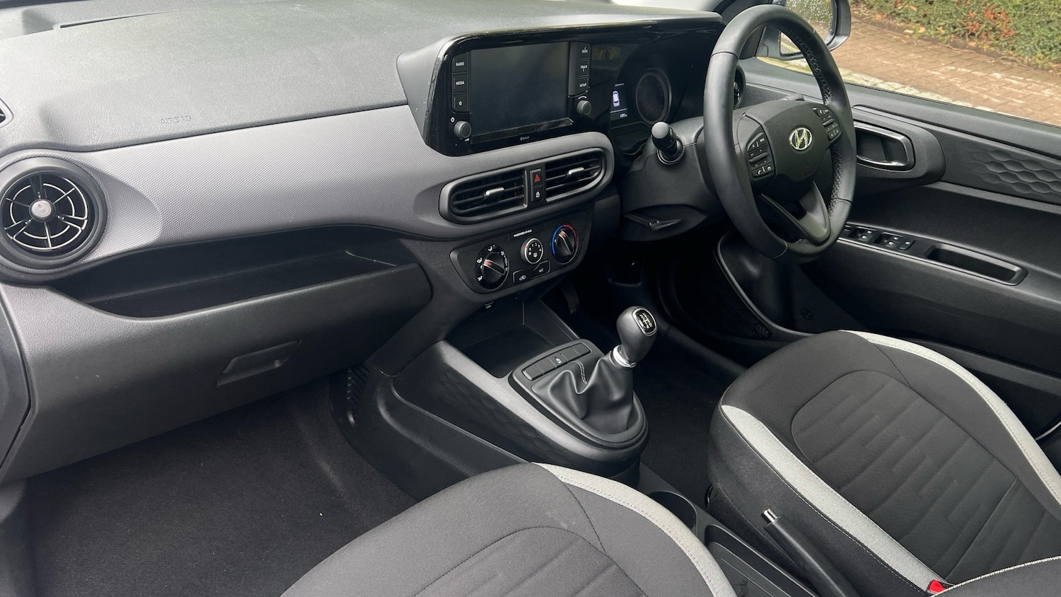 Used Hyundai i10 2023 for sale - 76703292: Photo 2