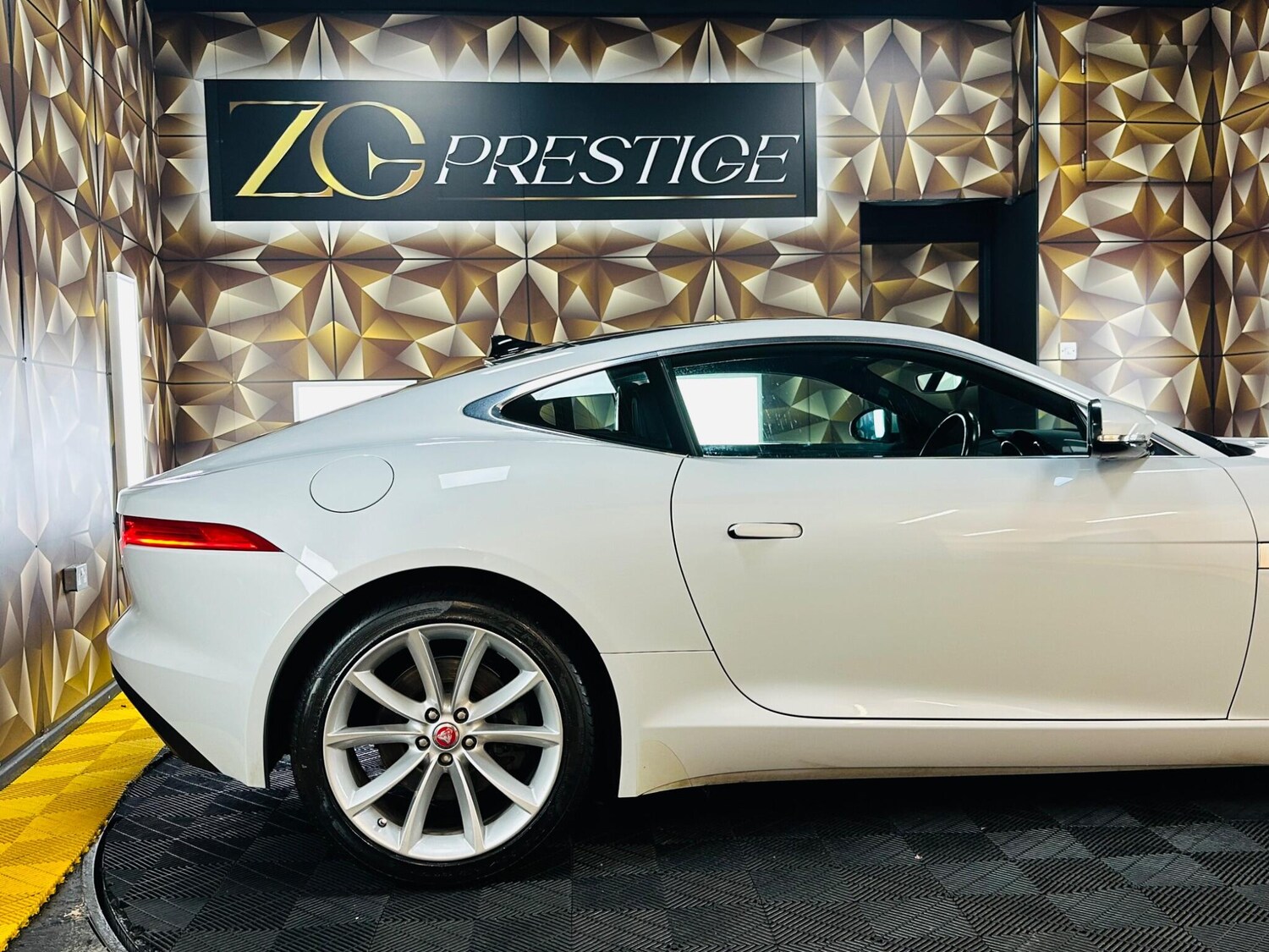 Used Jaguar F-Type 2015 for sale - 77683537: Photo 38