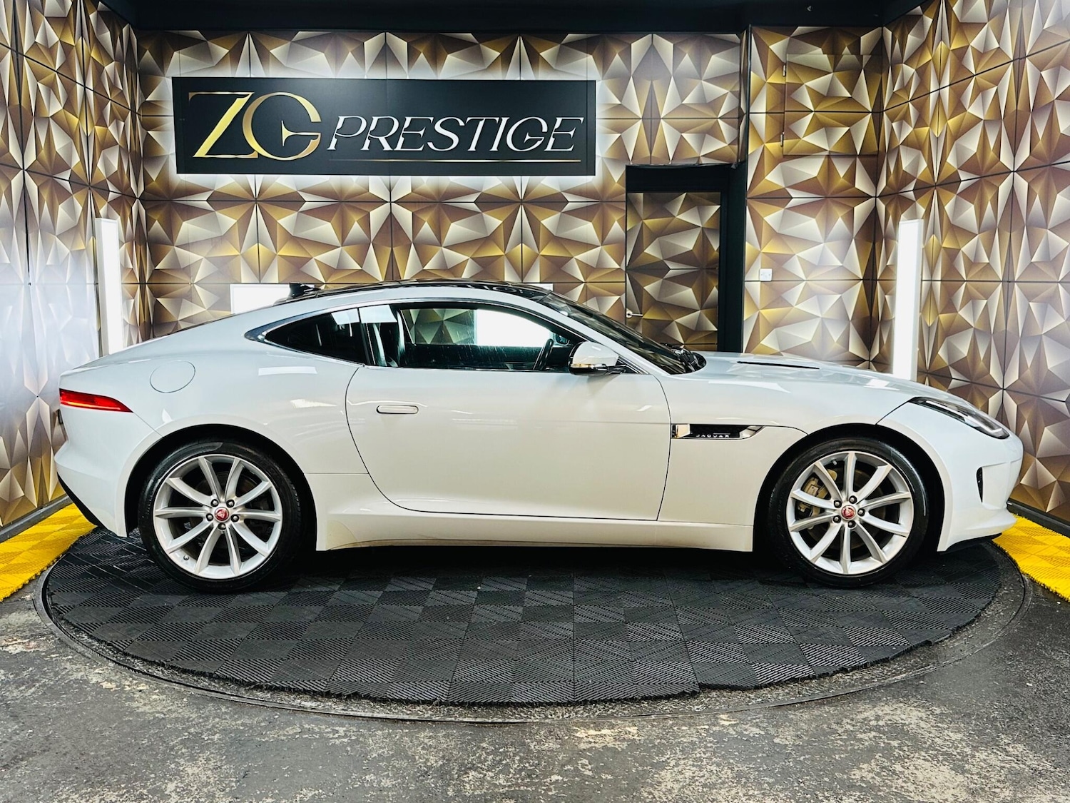 Used Jaguar F-Type 2015 for sale - 77793563: Photo 9