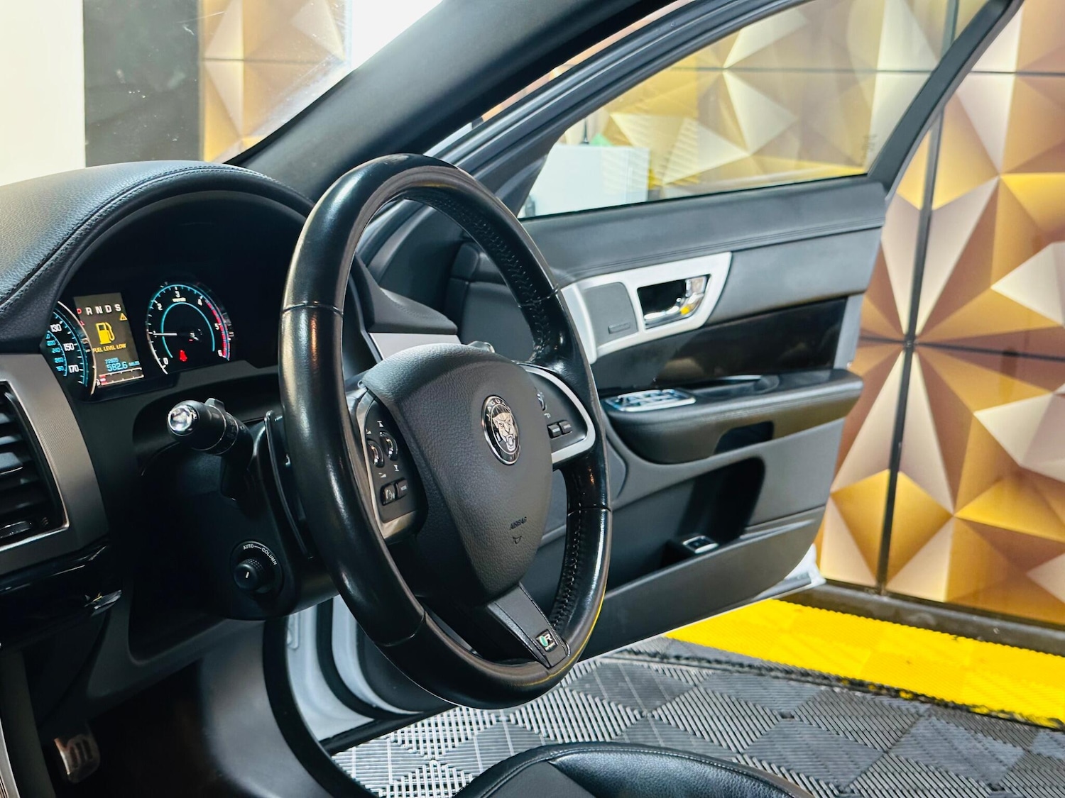 Used Jaguar XF 2015 for sale - 77131908: Photo 30