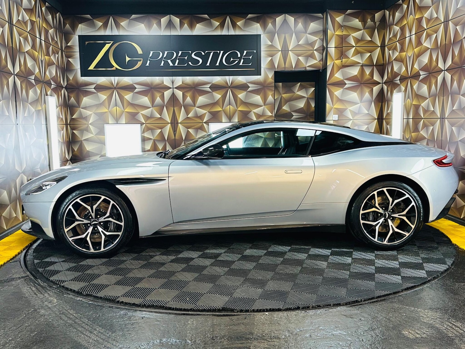 Used Aston Martin DB11 2018 for sale - 77331497: Photo 11