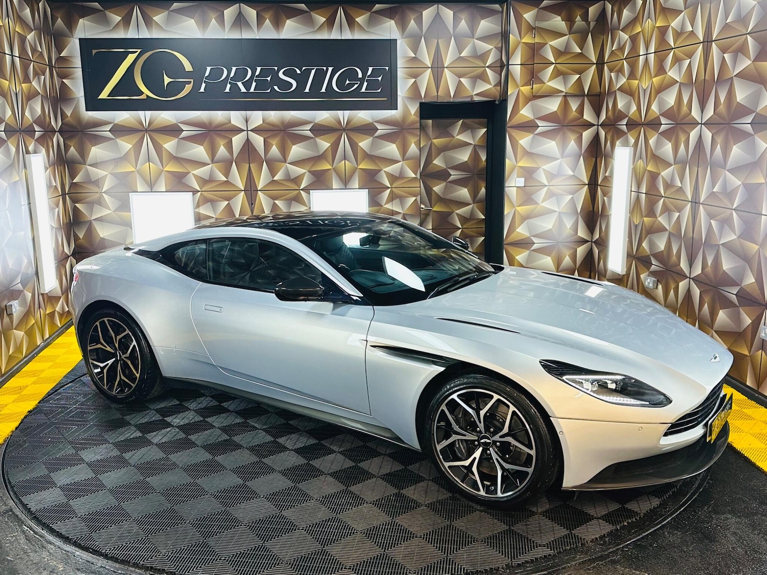 Used Aston Martin DB11 2018 for sale - 77331497: Photo 13
