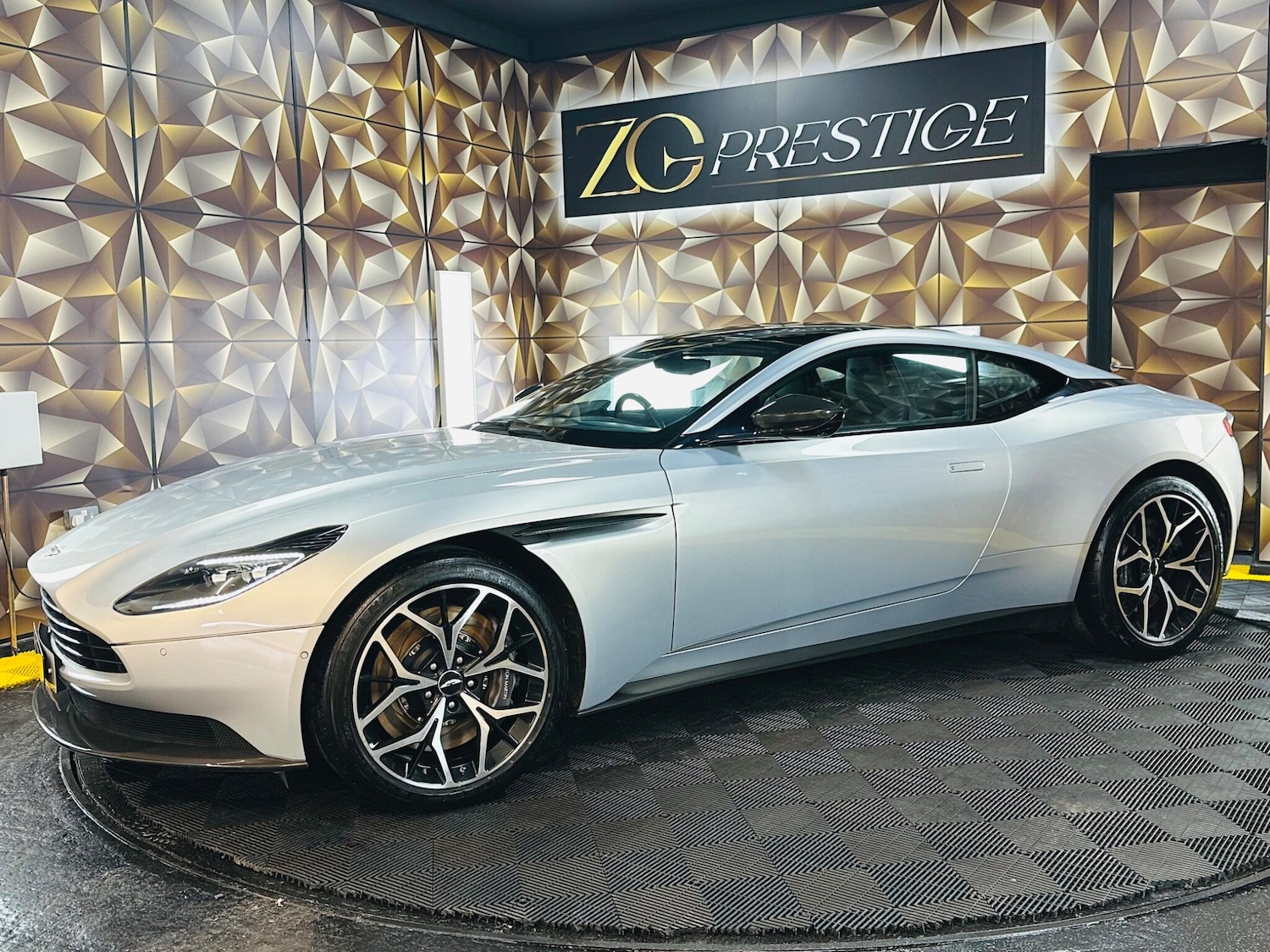 Used Aston Martin DB11 2018 for sale - 77331497: Photo 15