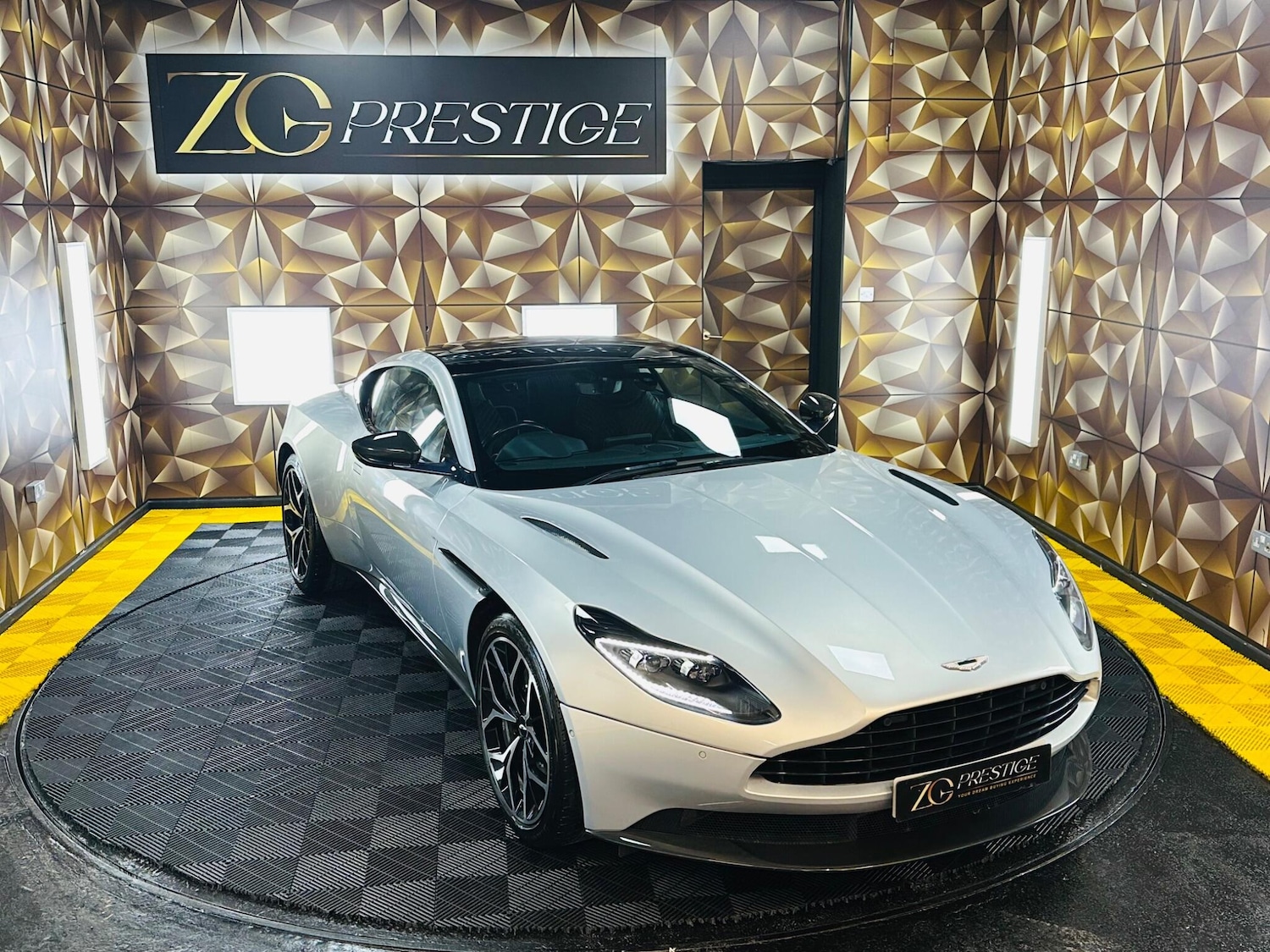 Used Aston Martin DB11 2018 for sale - 77331497: Photo 17