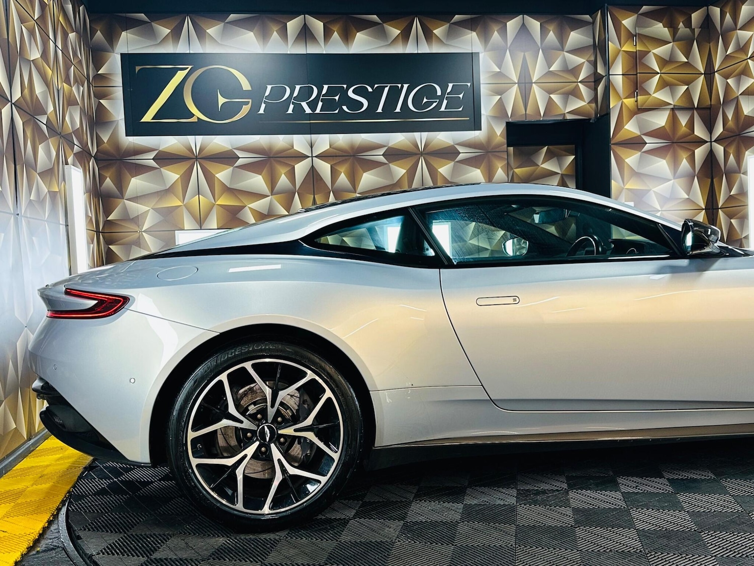 Used Aston Martin DB11 2018 for sale - 77331497: Photo 23