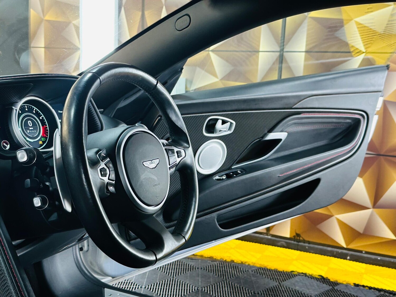 Used Aston Martin DB11 2018 for sale - 77331497: Photo 26