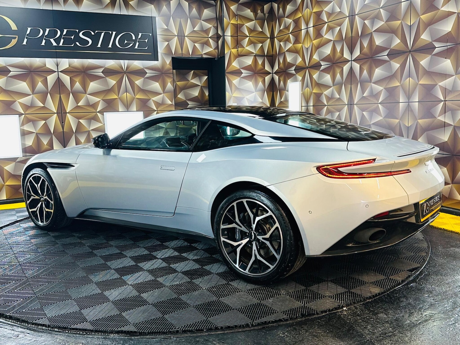 Used Aston Martin DB11 2018 for sale - 77331497: Photo 27