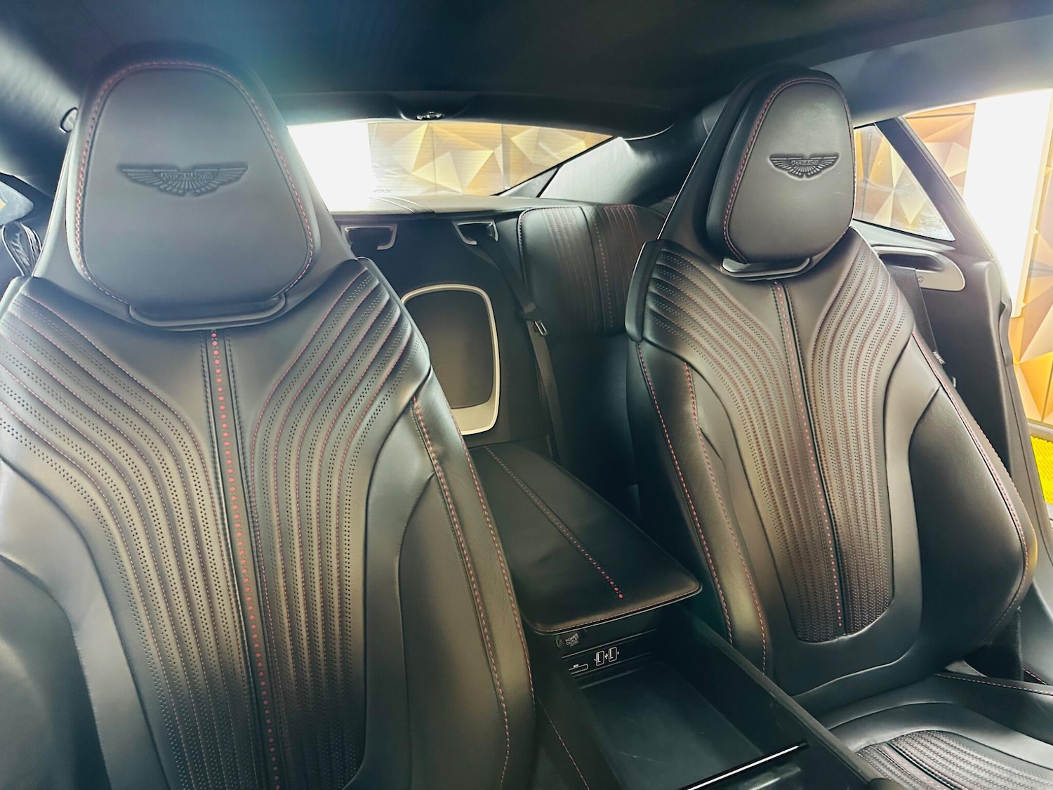 Used Aston Martin DB11 2018 for sale - 77331497: Photo 38