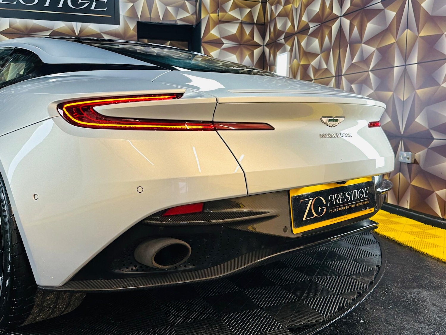 Used Aston Martin DB11 2018 for sale - 77331497: Photo 39