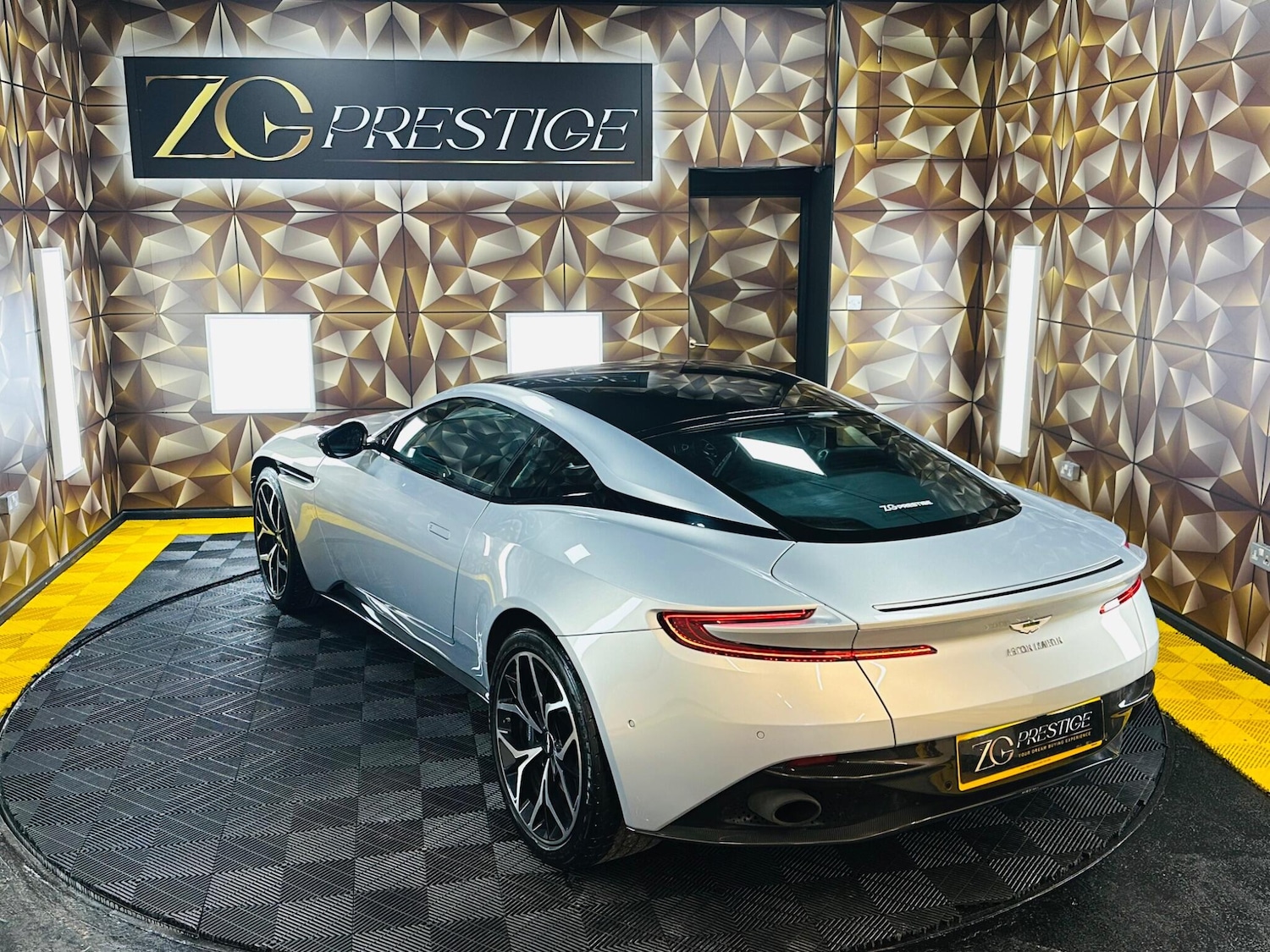 Used Aston Martin DB11 2018 for sale - 77331497: Photo 40