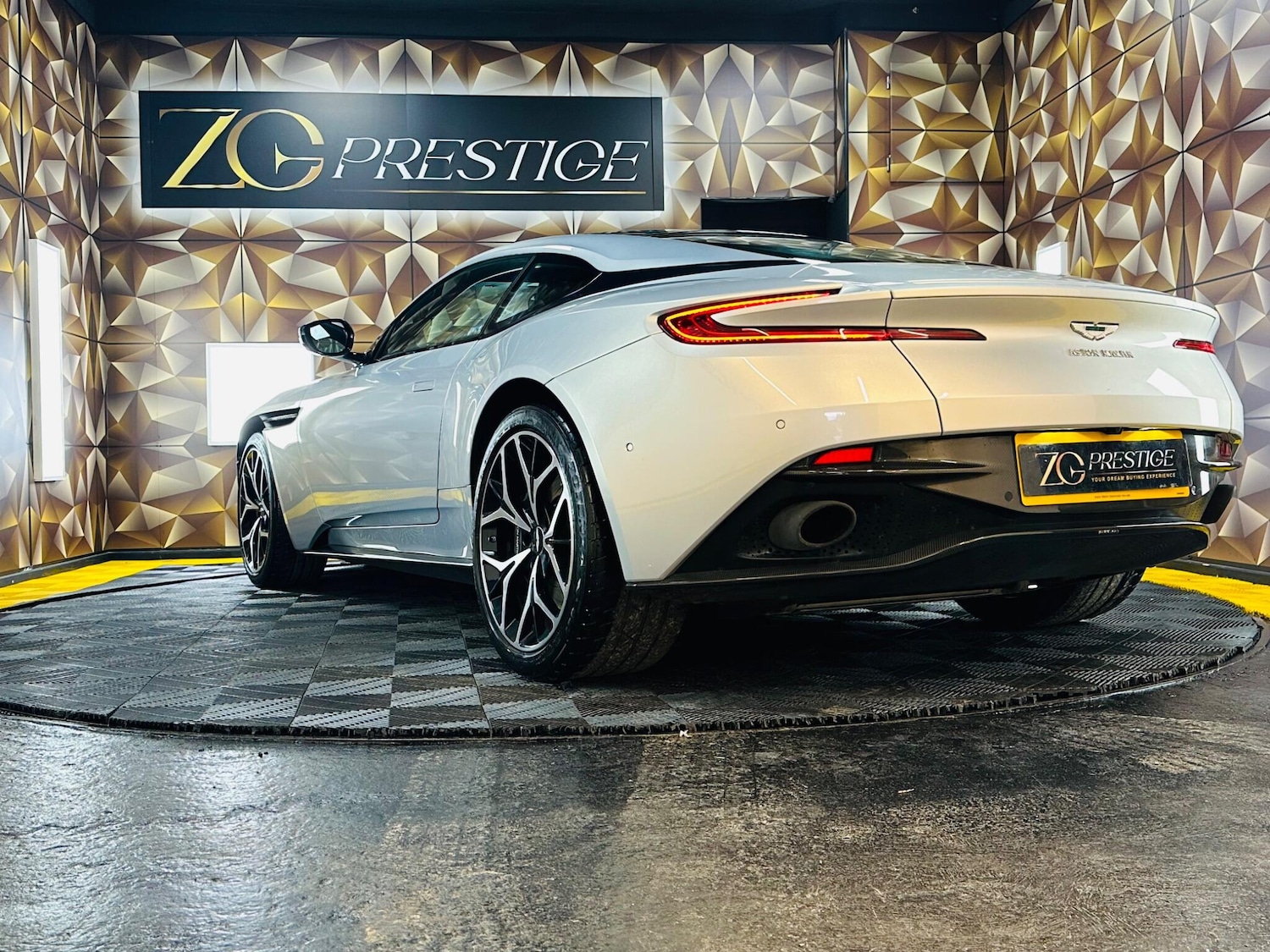 Used Aston Martin DB11 2018 for sale - 77331497: Photo 44