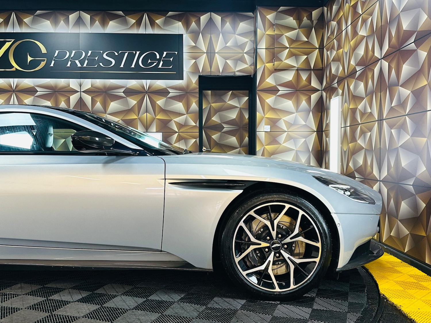 Used Aston Martin DB11 2018 for sale - 77331497: Photo 47