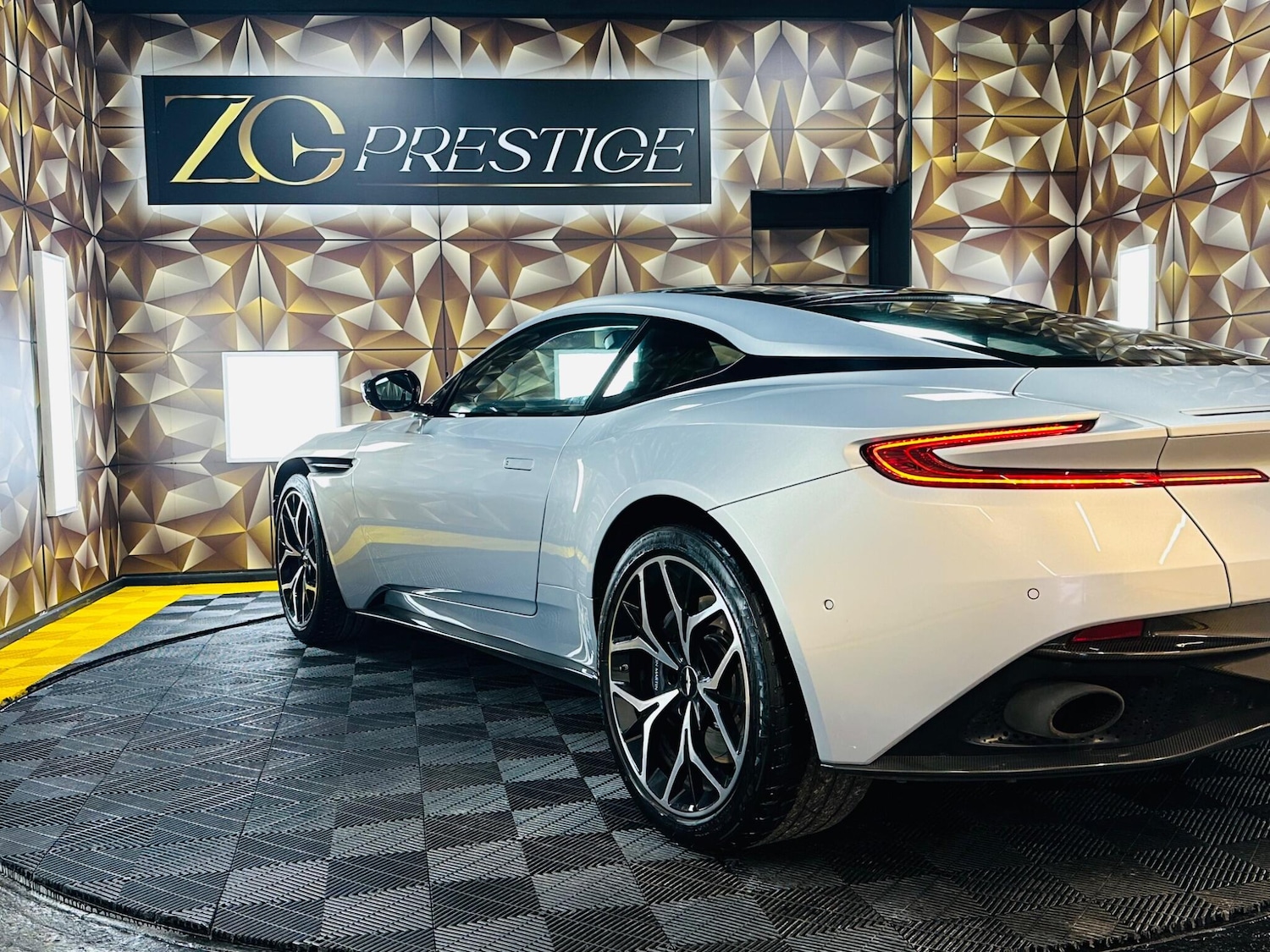 Used Aston Martin DB11 2018 for sale - 77331497: Photo 50