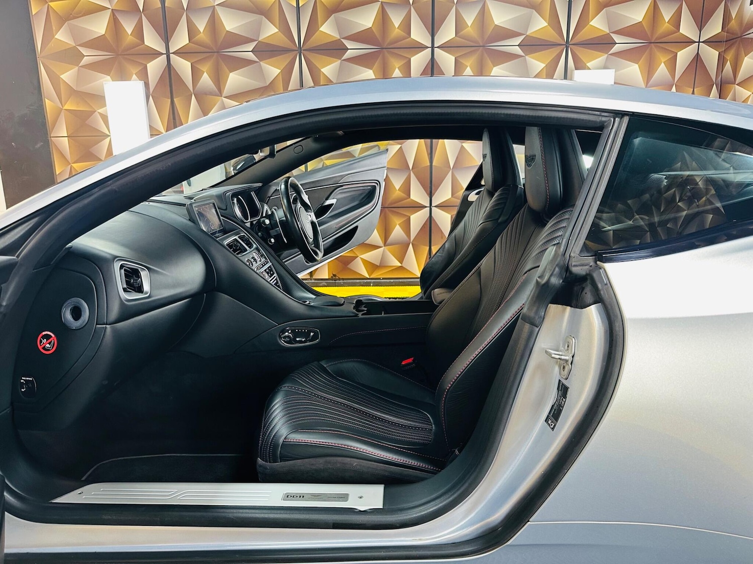 Used Aston Martin DB11 2018 for sale - 77331497: Photo 65