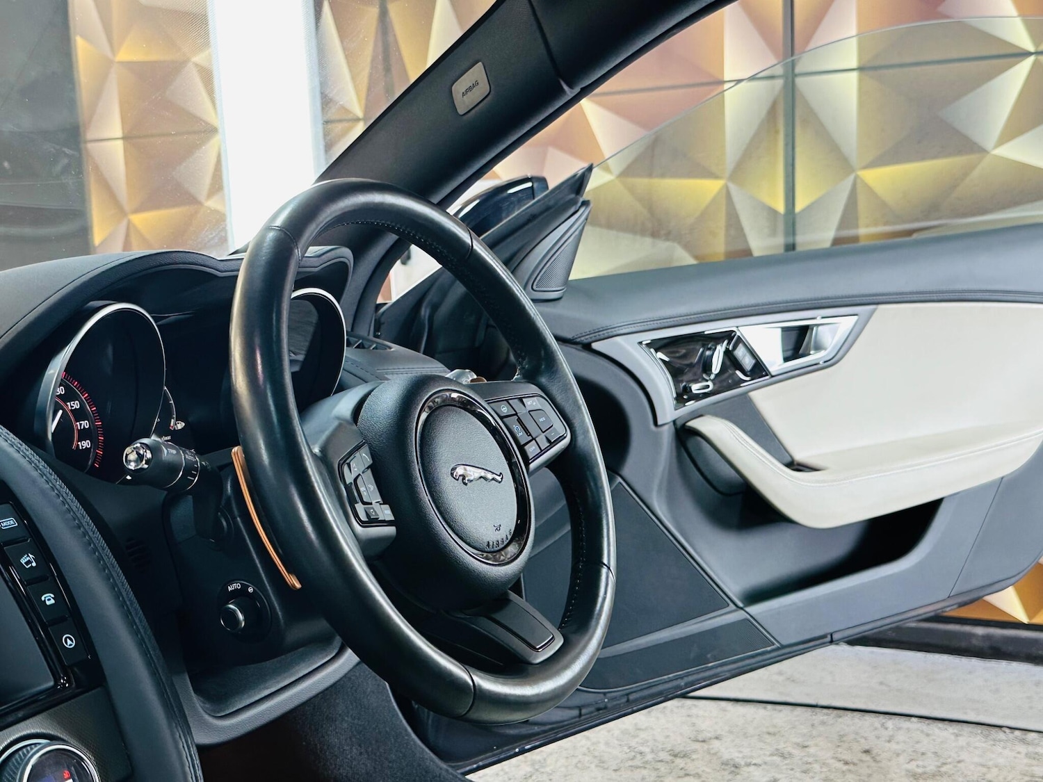 Used Jaguar F-Type 2015 for sale - 76388372: Photo 26