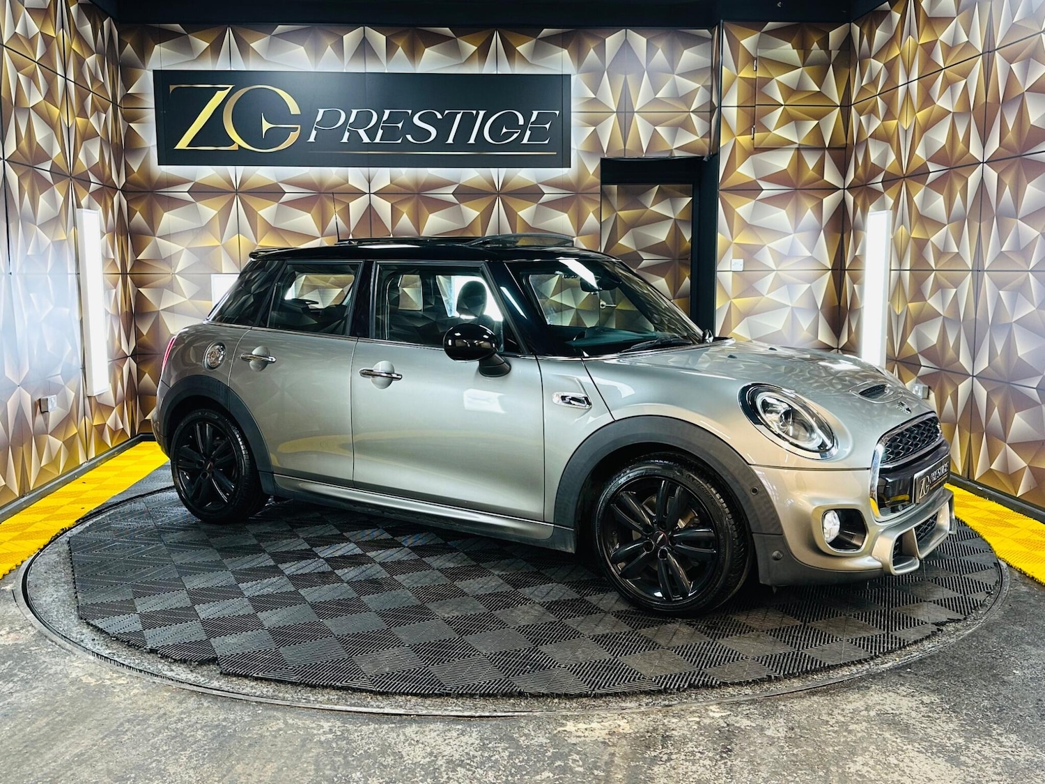 Used MINI Hatch 2019 for sale - 77794329: Photo 1
