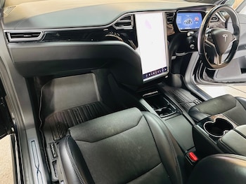 Used Tesla Model X 2018 for sale - 76472209: Photo