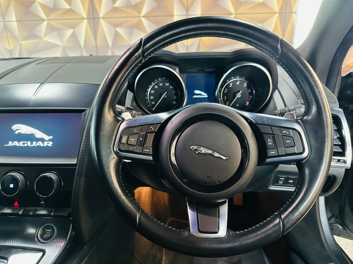 Used Jaguar F-Type 2018 for sale - 76952676: Photo 49