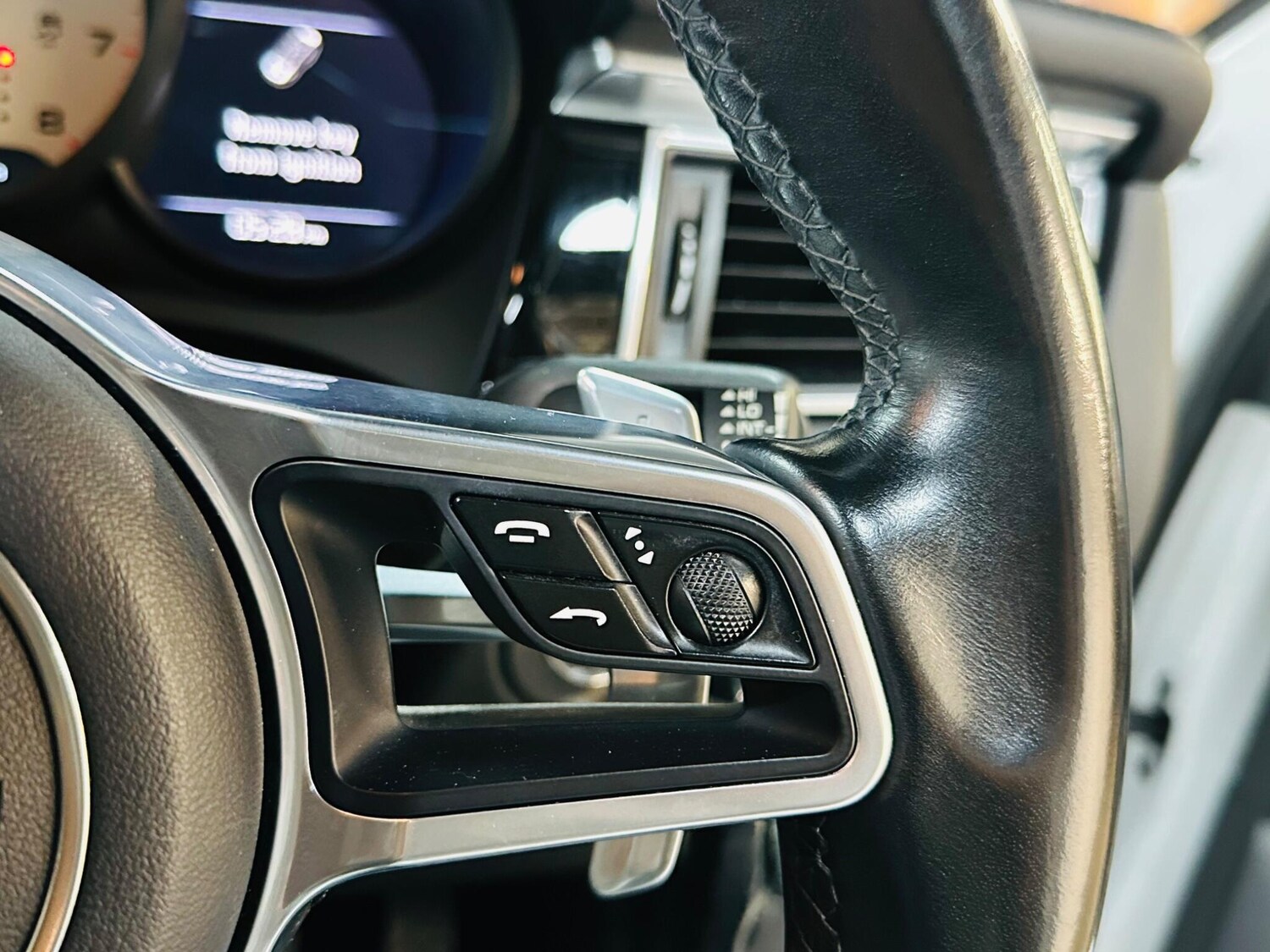 Used Porsche Macan 2016 for sale - 76613307: Photo 54