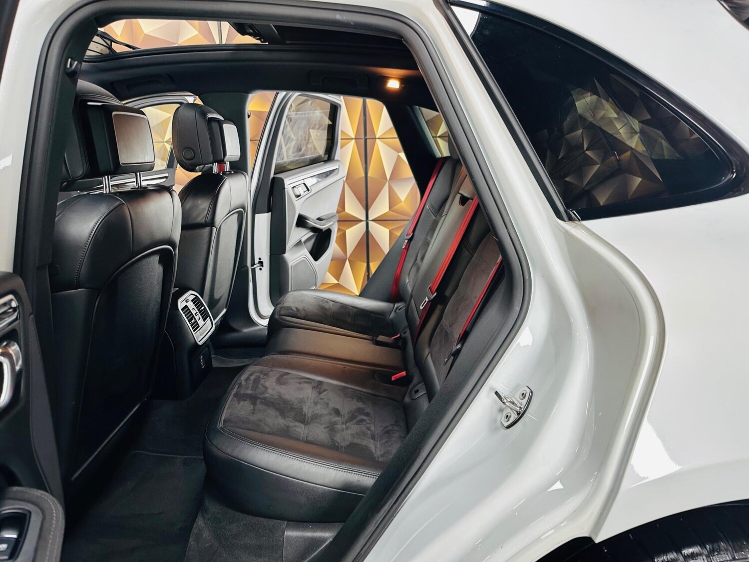 Used Porsche Macan 2016 for sale - 76613307: Photo 71