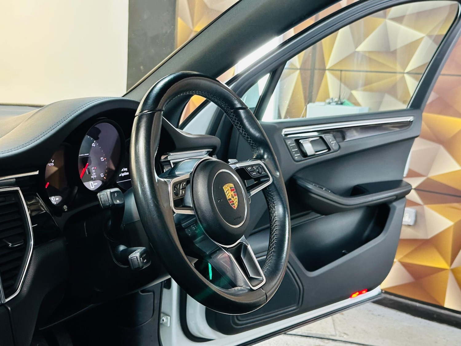 Used Porsche Macan 2015 for sale - 76702381: Photo 34