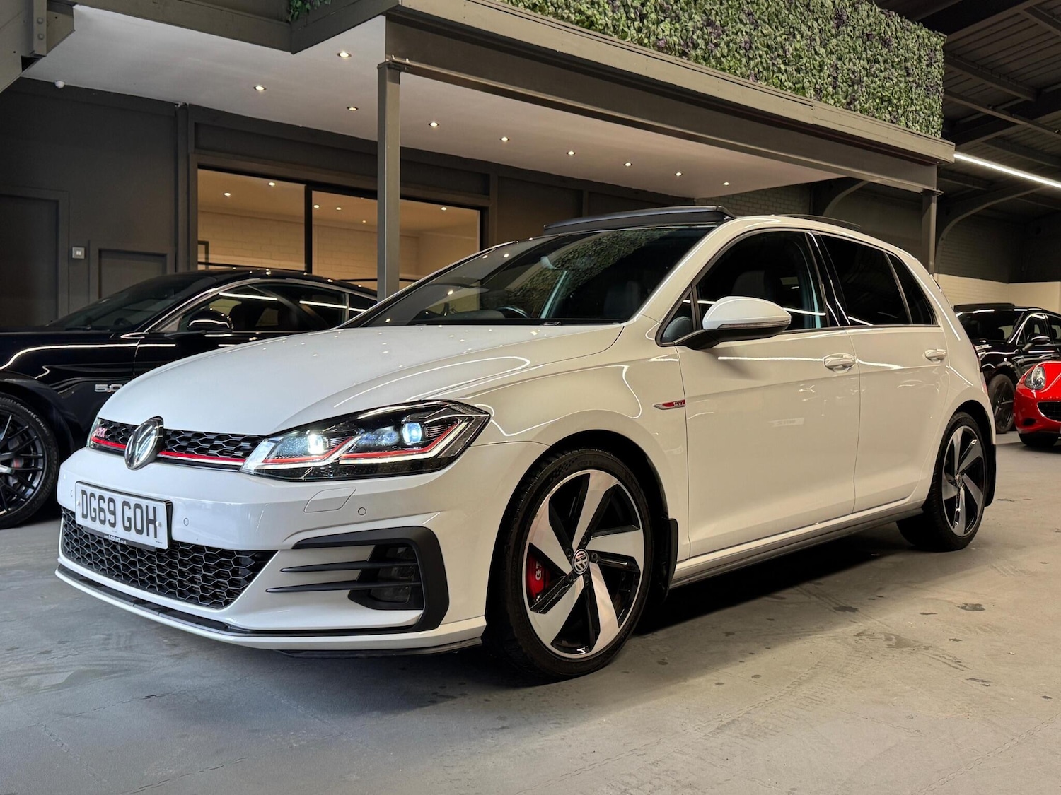 Used Volkswagen Golf 2019 for sale - 76865173: Photo 2