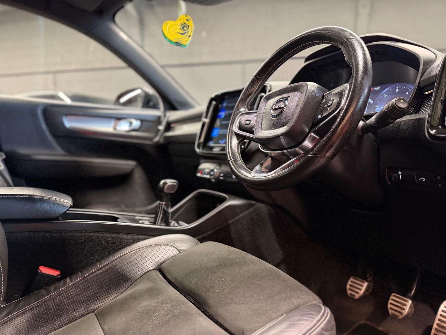 Used Volvo XC40 for sale - 78128126: Photo 3