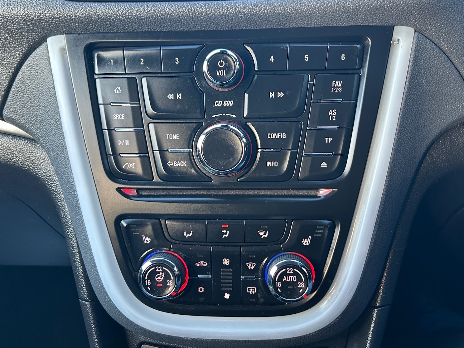 Used Vauxhall Mokka 2015 for sale - 76131080: Photo 16