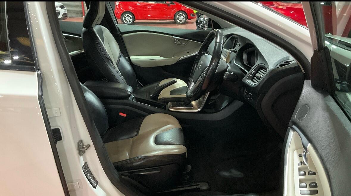 Used Volvo V40 Cross Country 2013 for sale - 76433377: Photo 8