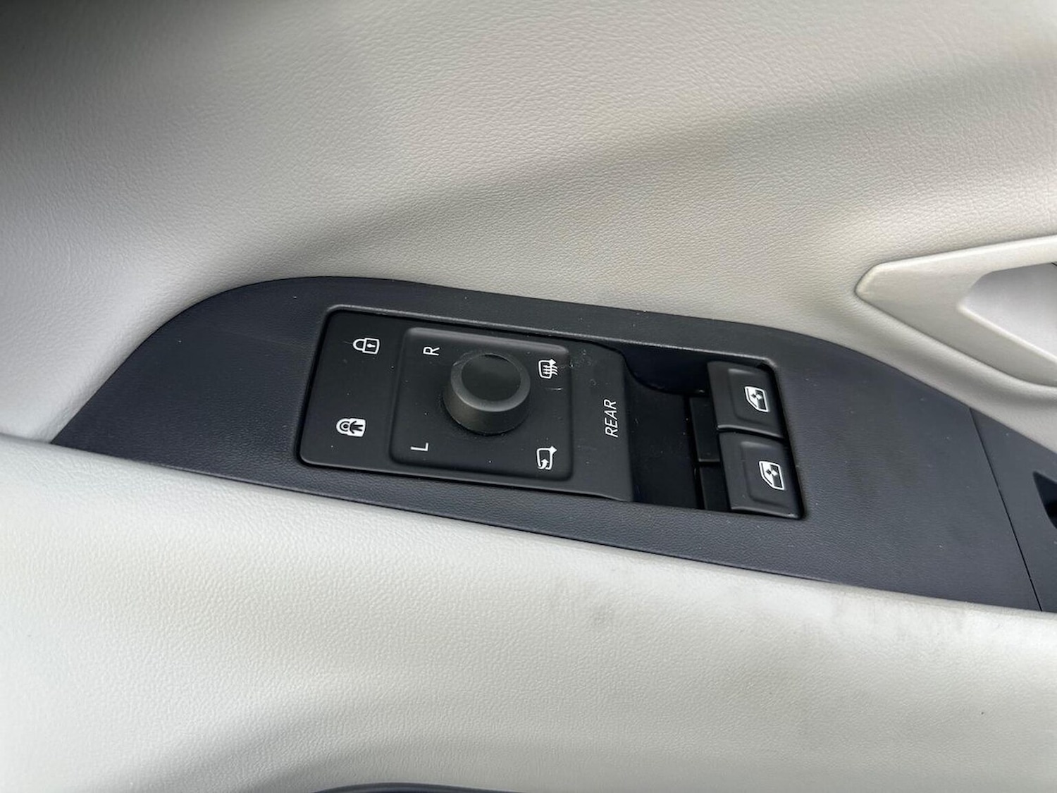 Used Ford Explorer 2024 for sale - 76418229: Photo 23