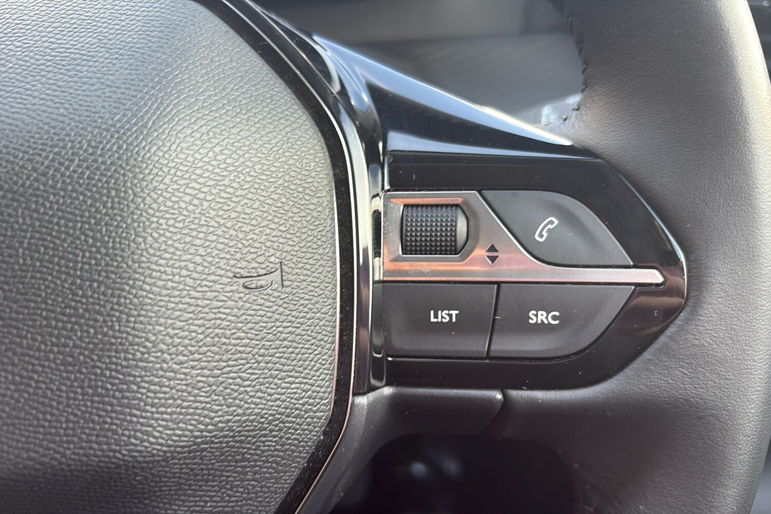 Used Peugeot E-2008 2022 for sale - 76036458: Photo 50