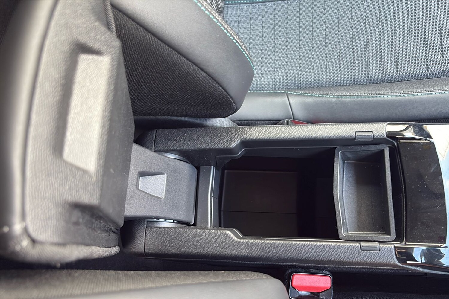 Used Peugeot E-2008 2022 for sale - 76036458: Photo 52