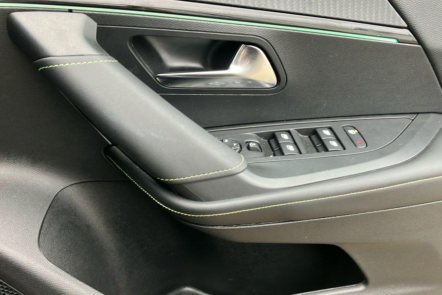 Used Peugeot E-2008 2023 for sale - 76268105: Photo 18