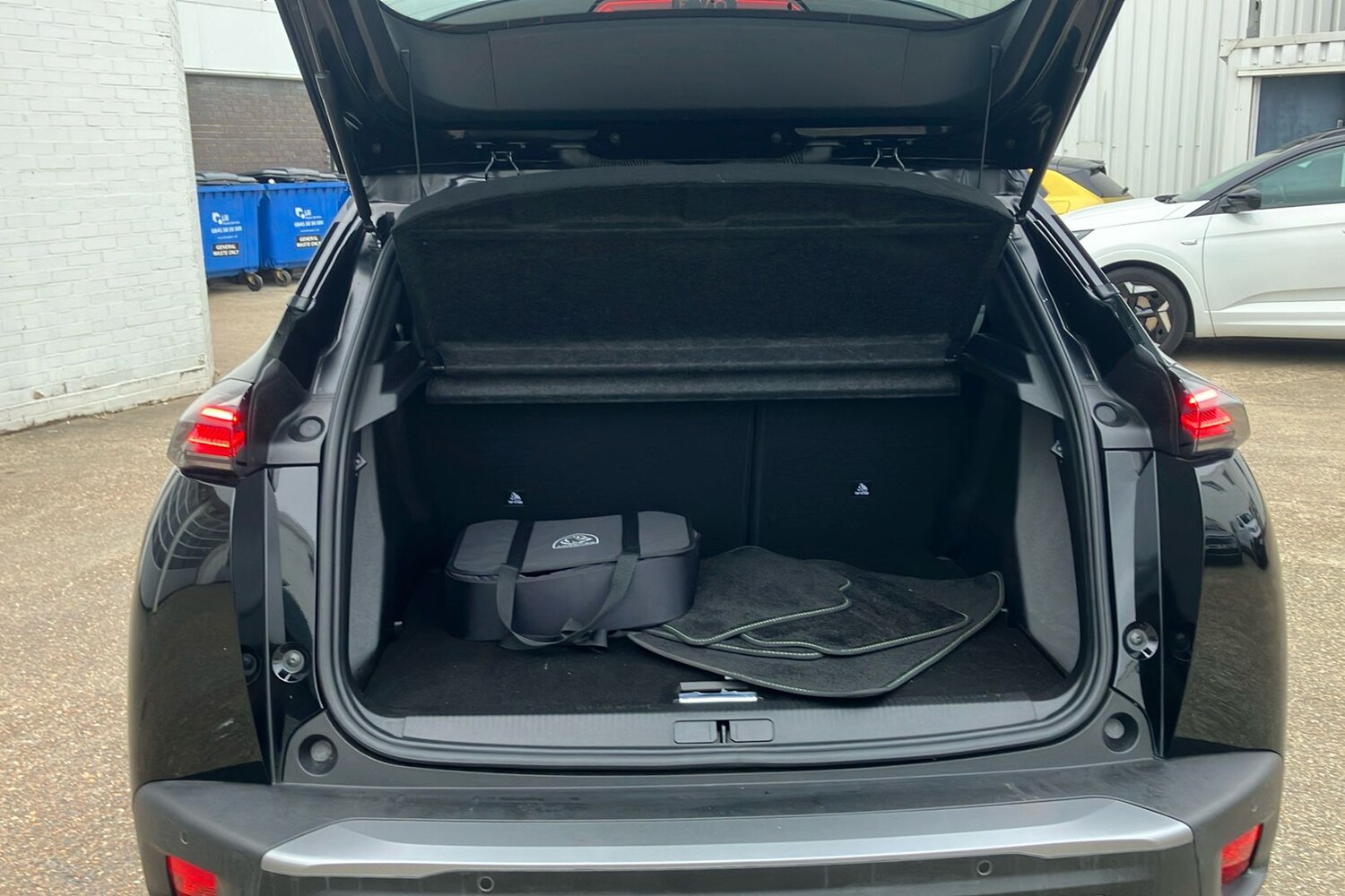 Used Peugeot E-2008 2023 for sale - 76268105: Photo 35