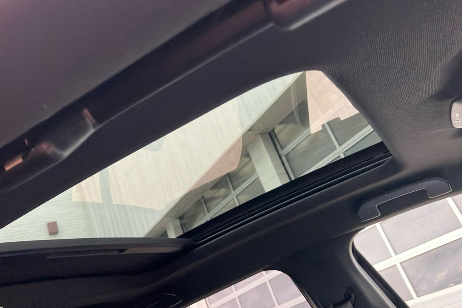 Used Peugeot E-2008 2023 for sale - 76268105: Photo 44