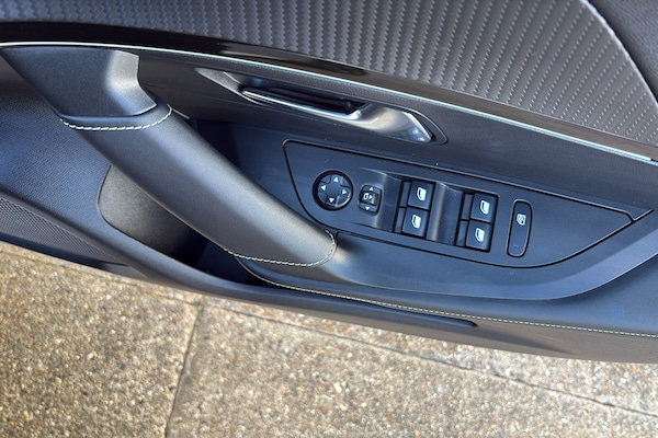 Used Peugeot E-2008 2021 for sale - 75643747: Photo 18