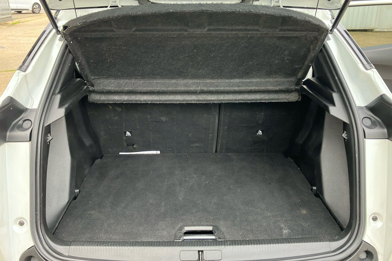 Used Peugeot E-2008 2022 for sale - 77681638: Photo 12