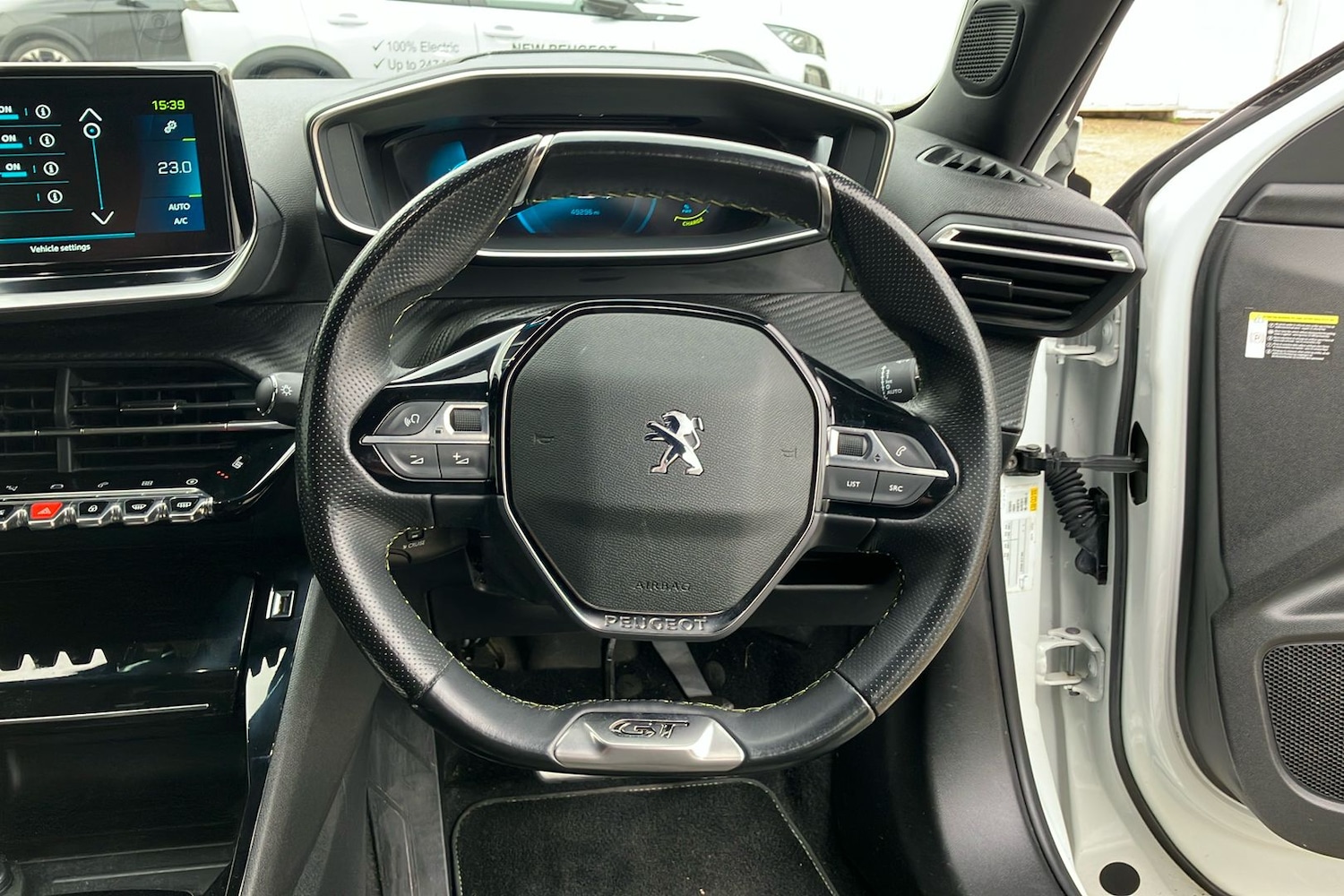 Used Peugeot E-2008 2022 for sale - 77681638: Photo 33