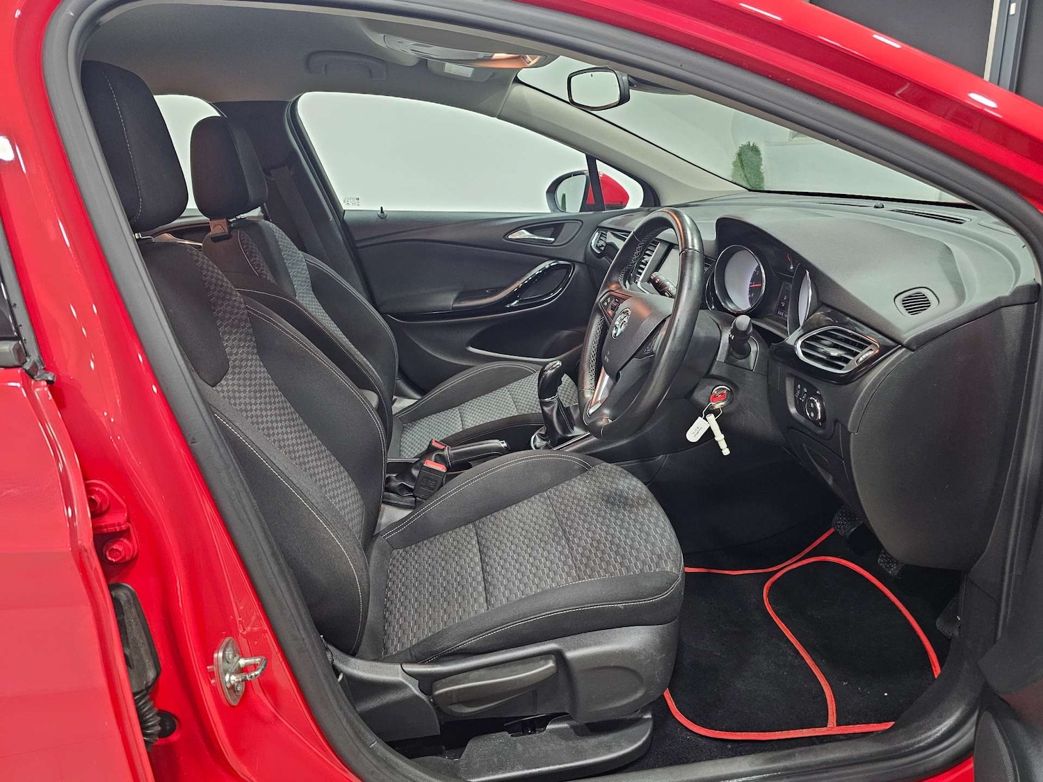 Used Vauxhall Astra 2017 for sale - 76972456: Photo 2