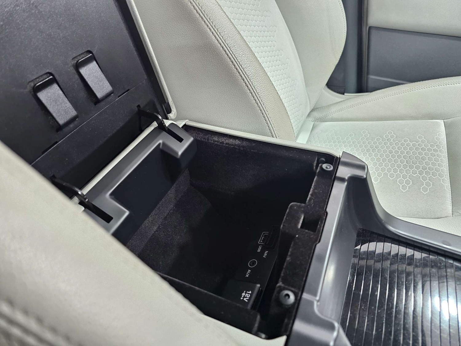 Used Land Rover Discovery Sport 2016 for sale - 77983801: Photo 62