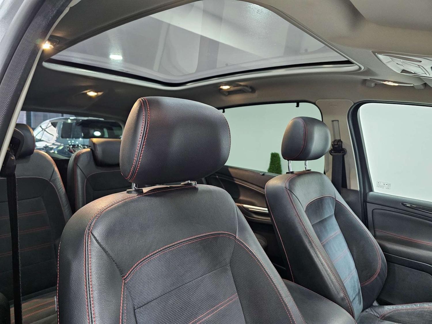 Used Ford S-Max 2013 for sale - 76972457: Photo 3