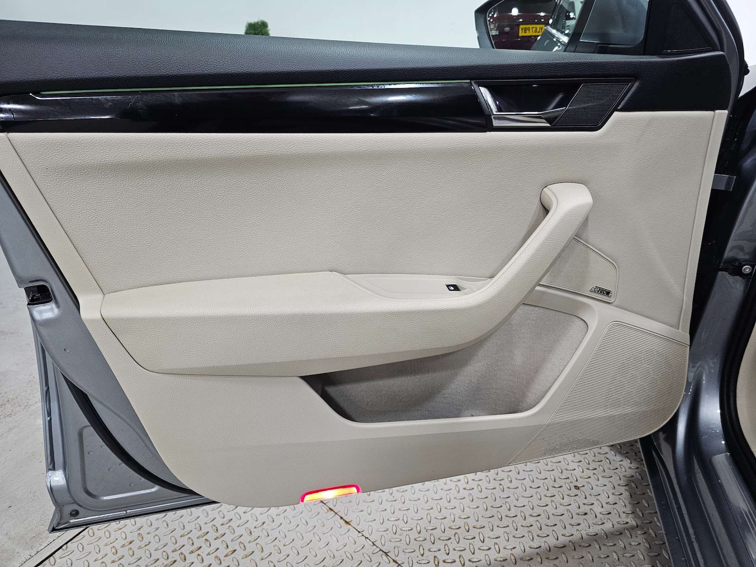 Used Skoda Superb 2015 for sale - 77394912: Photo 95