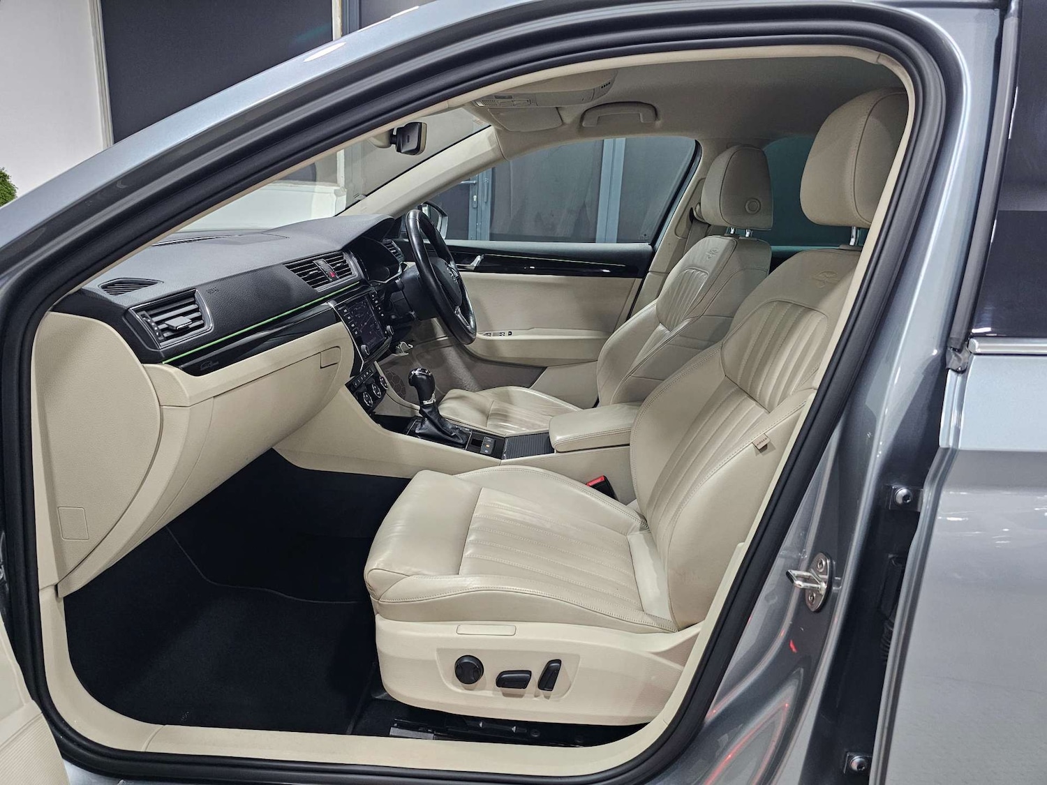 Used Skoda Superb 2015 for sale - 77394912: Photo 96