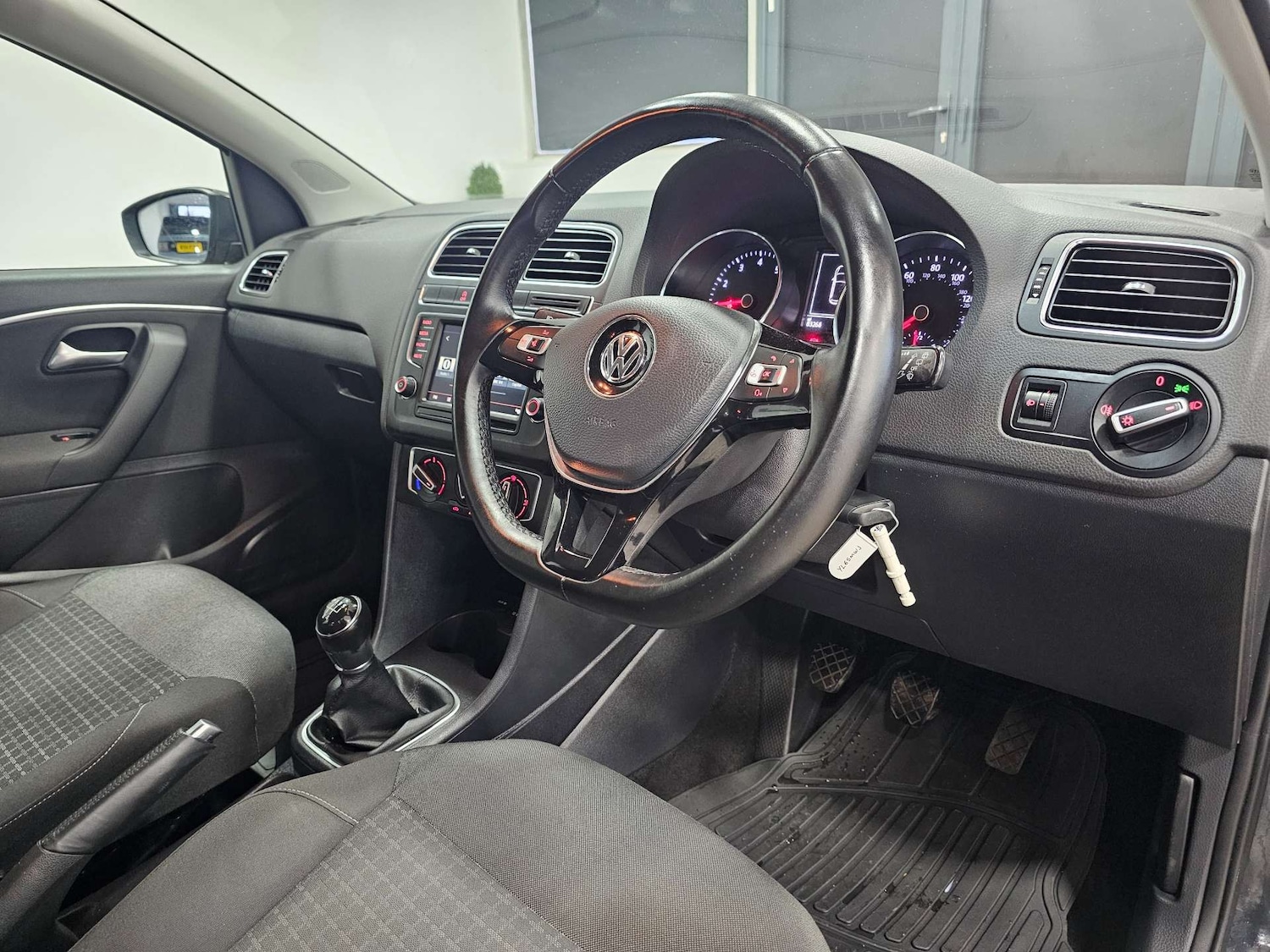 Used Volkswagen Polo 2016 for sale - 77148635: Photo 3