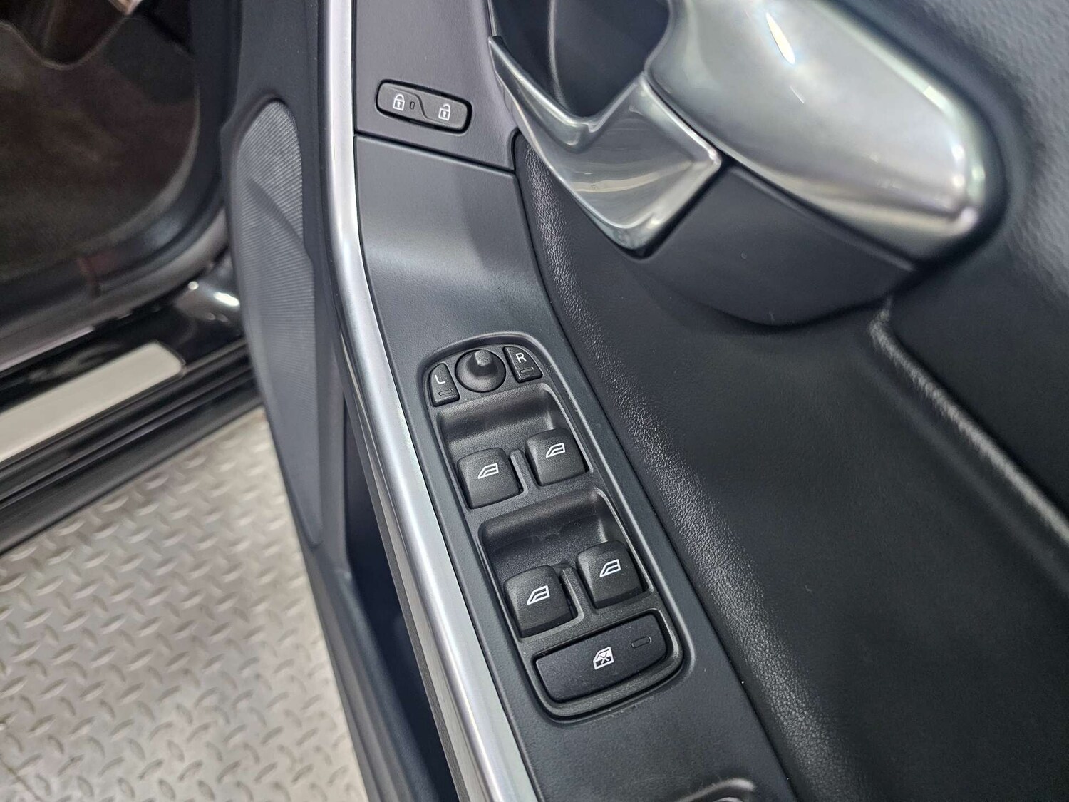 Used Volvo V60 2016 for sale - 77571265: Photo 45