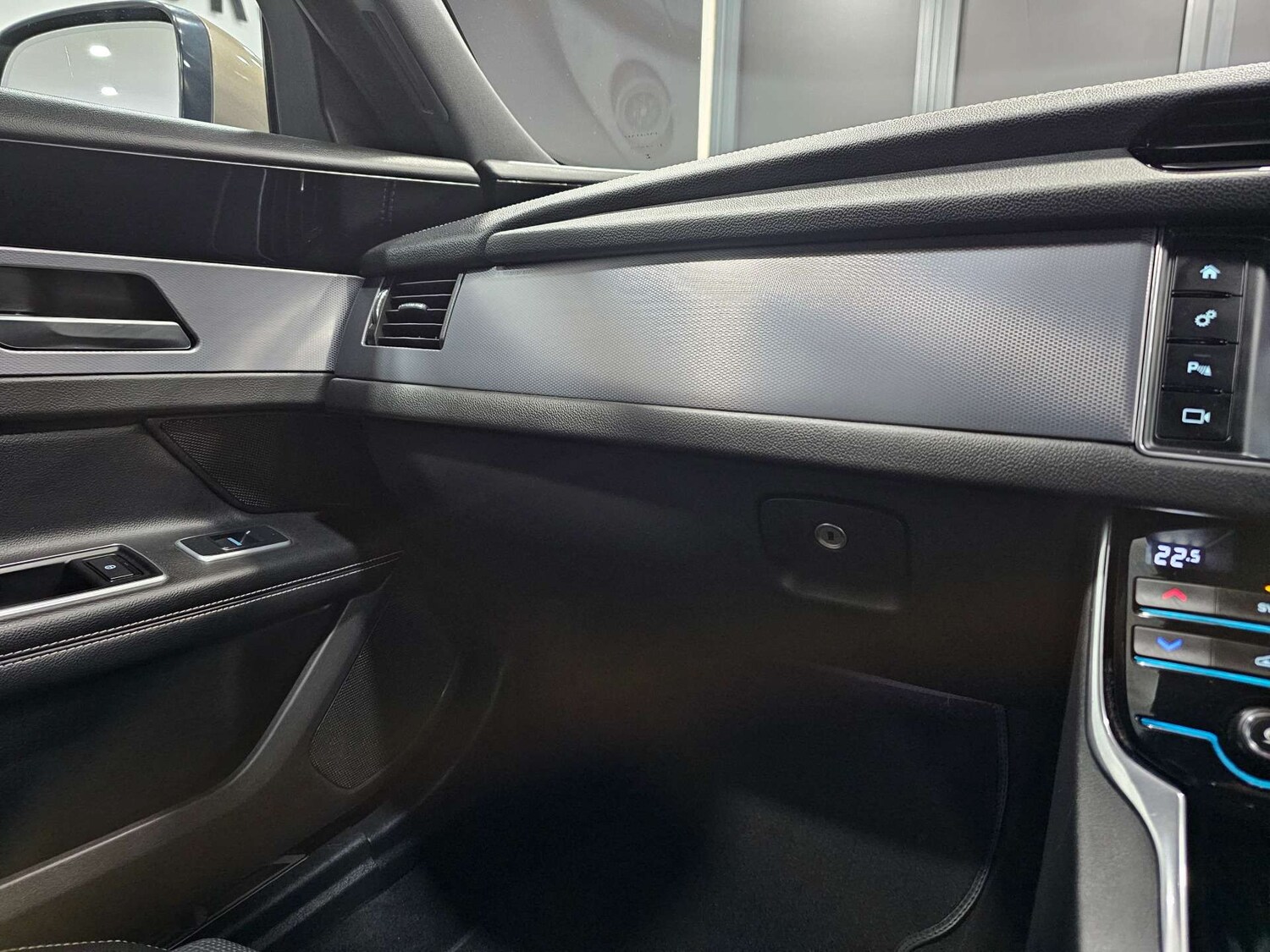 Used Jaguar XF 2016 for sale - 77420257: Photo 71