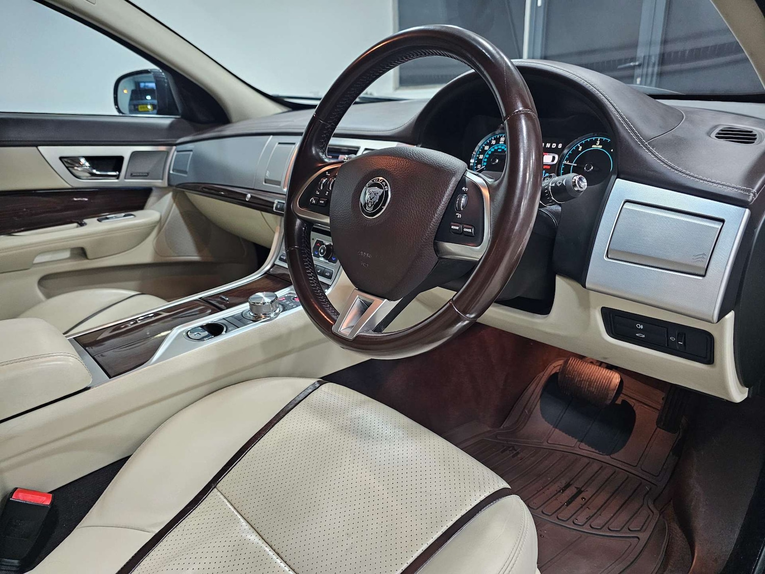 Used Jaguar XF 2015 for sale - 76972313: Photo 10